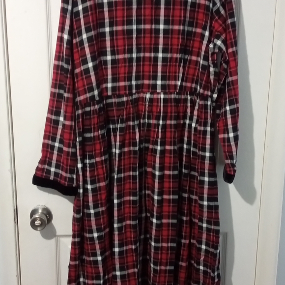 Chic Red and Black Plaid Midi Dress - Picture 2 of 4